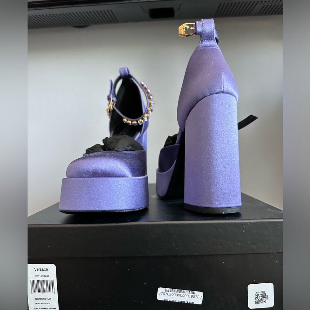 Versace Medusa Charm Satin Platform Pumps – Gold Medusa – NWT – Authentic